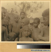 藏品(墾殖移民部落內男童)的圖片